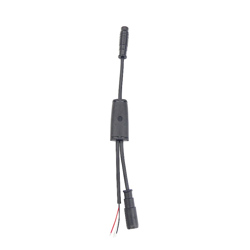 Connecteur de sortie d'alimentation pour trottinette équipée d'un écran central