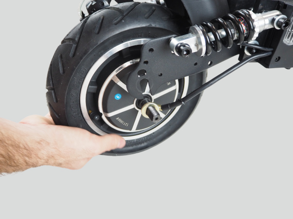 Dépose de la roue en faisant attention au passage du câble moteur