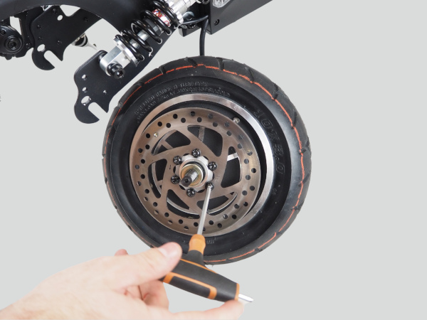 Dépose des vis BTR du disque de frein de trottinette électrique