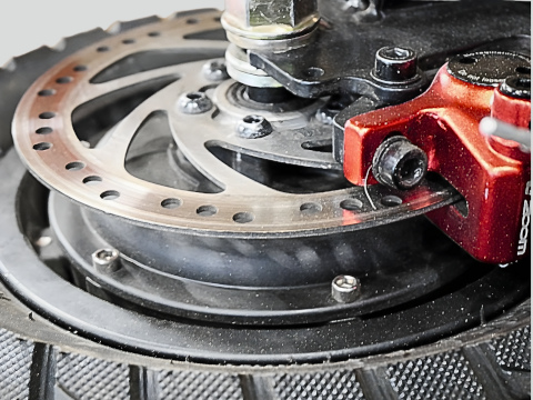 Usure visible d’un disque de frein de trottinette électrique