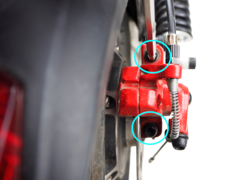 Démontage de l'étrier de frein mécanique sur trottinette électrique