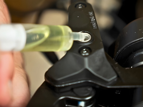 Complément de liquide de frein dans la poignée