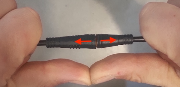 Débrancher un connecteur plug and play sur une trottinette électrique